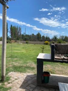 un banco de piedra con un campo en el fondo en Terrunosdelvalle en San Rafael