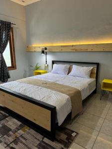 Tempat tidur dalam kamar di KENEWAE LIVING
