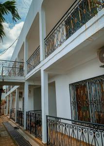 una fila di balconi su un edificio bianco di Appartement élégant proche de Yaoundé Centre a Yaoundé