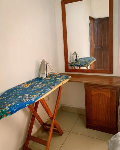 una camera con tavolo da trucco e specchio di Appartement élégant proche de Yaoundé Centre a Yaoundé