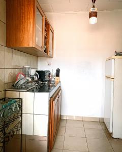 Kitchen o kitchenette sa Appartement élégant proche de Yaoundé Centre