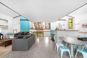 Posezení v ubytování Aquarius Beach Stay - Belle Escapes Jervis Bay