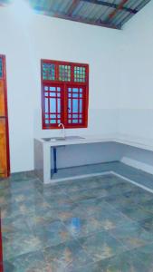 JM resort في ترينكومالي: غرفة بيضاء مع حوض ونافذة