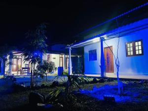 una casa de noche con luces azules en JM resort en Trincomalee
