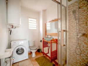 een badkamer met een wasmachine en een wasmachine bij T2 Équipé - bas de la possession in La Possession