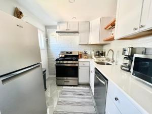 Η κουζίνα ή μικρή κουζίνα στο Ultra Modern - Entire 3 Bedroom Apartment - 5 min walk to the Beach