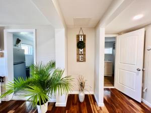 Η κουζίνα ή μικρή κουζίνα στο Ultra Modern - Entire 3 Bedroom Apartment - 5 min walk to the Beach