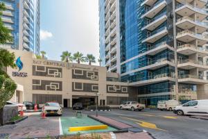 um parque de estacionamento em frente a um grande edifício em Perfect 2BD apartment in the heart of Marina - top spot em Dubai