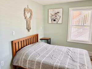 1 dormitorio con cama y espejo en la pared en Ultra Modern - Entire 3 Bedroom Apartment - 5 min walk to the Beach, en Wildwood