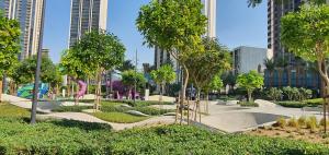 um parque com um parque de skate com árvores e uma rampa de skate em SVIZONA Premium 2 Bed I Panoramic Creek Views em Dubai