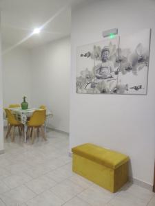 a room with a table and a bench and a picture at Apartamento Llana in Santa Maria