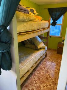 Двухъярусная кровать или двухъярусные кровати в номере Apartamento con 3 dormitorios para 8 personas con quincho