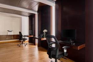 Uma televisão e/ou sistema de entretenimento em Riviera Rayhaan by Rotana Doha