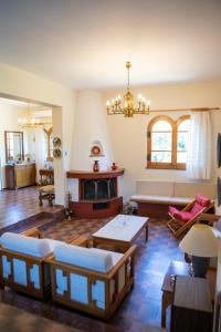 sala de estar con sofá y chimenea en All Seasons Guest House, en Moscháton