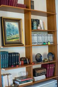 una estantería llena de libros y libros en All Seasons Guest House, en Moscháton