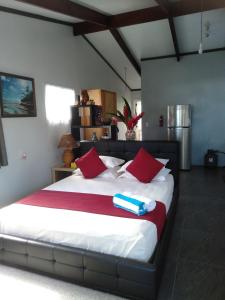 Tempat tidur dalam kamar di Te Moana Nui Villas