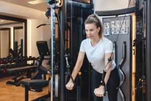 O centro de fitness e/ou as comodidades de fitness de Riviera Rayhaan by Rotana Doha
