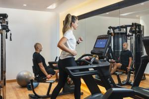 O centro de fitness e/ou as comodidades de fitness de Riviera Rayhaan by Rotana Doha