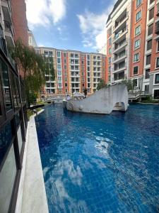 Espana Condo Resort Pattaya F108游泳池或附近泳池