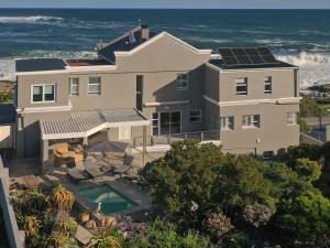 eine Luftansicht eines Hauses mit Sonnenkollektoren auf dem Dach in der Unterkunft Absolute Ocean Boutique Guesthouse in Hermanus