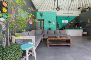 een woonkamer met een bank en een tafel bij Balifornia Villa Canggu in Canggu