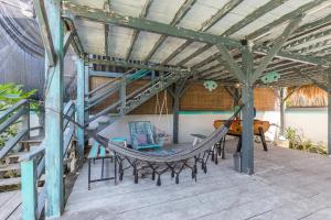 een hangmat op de veranda van een huis bij Balifornia Villa Canggu in Canggu