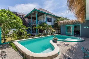 een zwembad voor een huis bij Balifornia Villa Canggu in Canggu +28 foto's