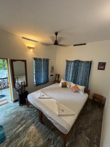 ein Schlafzimmer mit einem großen Bett in einem Zimmer in der Unterkunft The Barefoot Varkala in Varkala
