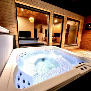 eine Whirlpool-Badewanne in der Mitte eines Hauses in der Unterkunft Villa Blueberry in Rovaniemi