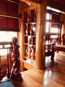 una habitación con una mesa y un estante de cerámica en Biệt thự gỗ Wooden House Quy Nhơn cạnh biển, en Quy Nhon