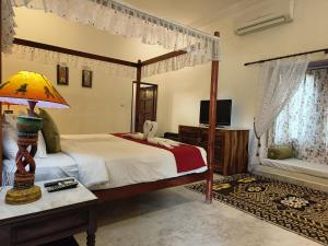 Voodi või voodid majutusasutuse Pushkar Fort - Luxury Heritage Resort toas
