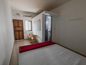 Postel nebo postele na pokoji v ubytování Krishna Guest House
