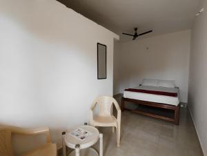 Postel nebo postele na pokoji v ubytování Krishna Guest House