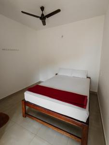 Postel nebo postele na pokoji v ubytování Krishna Guest House