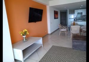 TV a/nebo společenská místnost v ubytování SeaFront Residence - Puerto Vallarta