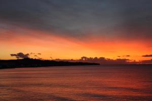 イエラペトラにあるCENTRAL URBAN LUXURY SEA VIEW APT SINCE 2009の水上夕日