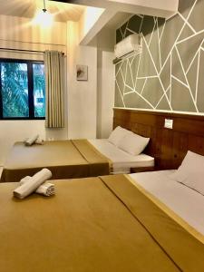 um quarto de hotel com duas camas e uma janela em Pangkor BeachWalk Studio em Ilha de Pangkor