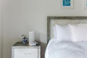 Postel nebo postele na pokoji v ubytování "On Burgum Pond" Cottages