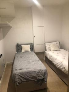 A bed or beds in a room at Captivating 1-Bed Apartment in Southampton