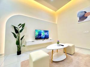 En TV eller et underholdningssystem på Country Garden Danga Bay by CK Group
