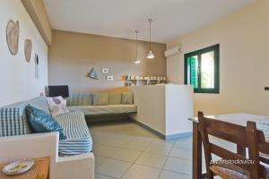 uma sala de estar com um sofá e uma mesa em Rigò Apartments em Kyra Panagia