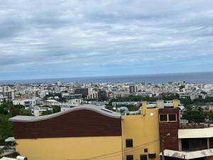 uma vista para uma cidade a partir de um telhado de um edifício em Lil'appart em Saint-Denis