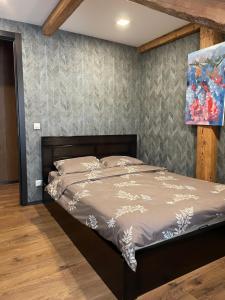 une chambre avec un grand lit avec un tableau au mur dans l'établissement Beautiful Apartment on Atoneli, à Tbilissi