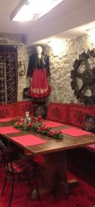 comedor con mesa y maniquí en ΟΡΕΙΝΟ ΟΝΕΙΡΟ, en Anilio - Metsovo