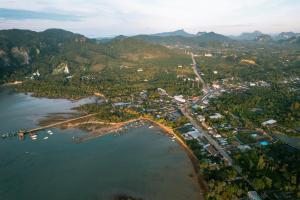 una vista aérea de una ciudad junto a un cuerpo de agua en Circle Inn Ao Nam Mao, en Ao Nam Mao