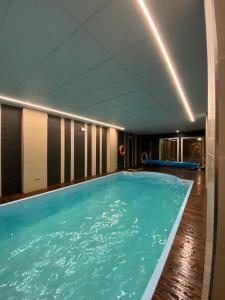 basen w pokoju hotelowym z niebieską wodą w obiekcie Miramar Ski Deluxe w mieście Sierra Nevada