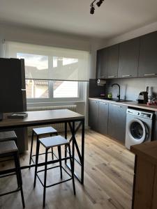 Η κουζίνα ή μικρή κουζίνα στο Location chez marie