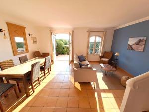 un soggiorno con un divano e un tavolo di La villa Charles Grimaud Les Restanques Golf de Saint Tropez a Grimaud