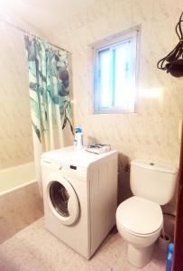 łazienka z pralką i toaletą w obiekcie 安静双人房 w Madrycie