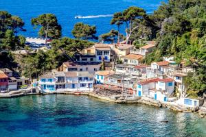 a group of houses on a hill next to the water at Studio La Mitre Mourillon à 2 pas des plages in Toulon